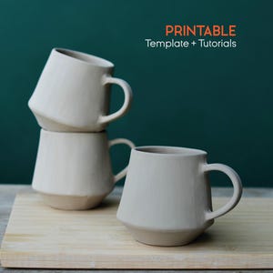 以下が含まれることがあります： 木製のボードの上に重ねられた3つのベージュ色のセラミックマグ。背景はティール色です。マグカップは幾何学的なデザインで、曲がったハンドルが付いています。「PRINTABLE Template + Tutorials」の文字が右上隅にあります。