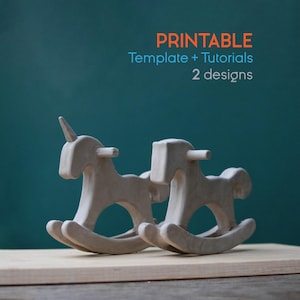 Può includere: Due giocattoli di cavallo a dondolo in legno, uno a forma di unicorno, sono su una superficie di legno contro uno sfondo verde acqua. Il testo "PRINTABLE Template + Tutorials 2 designs" è nella parte superiore dell'immagine.