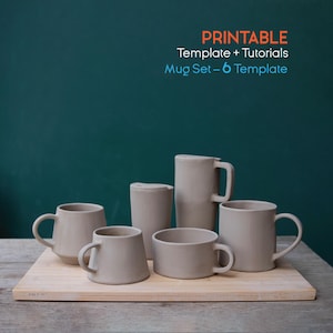 Puede incluir: Colección de seis tazas de cerámica beige de diferentes formas y tamaños, dispuestas sobre una tabla de madera clara. Las tazas incluyen una taza cilíndrica alta, una taza pequeña y tazas con asas. El texto en la esquina superior derecha dice "PRINTABLE Template + Tutorials Mug Set - 6 Template."