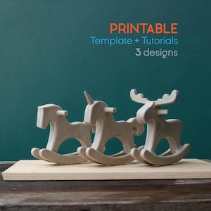 Puede incluir: Tres juguetes de balancín de madera: un caballo, un unicornio y un alce, se exhiben sobre una tabla de madera. Los juguetes son de color marrón claro y se encuentran sobre un fondo turquesa. El texto en la parte superior dice "PRINTABLE Template + Tutorials 3 designs."