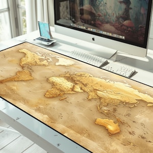 以下が含まれることがあります： 茶色のデスクマットに印刷された、金色の世界地図。地図は詳細で、すべての大陸が含まれています。マットは黒い縁取りをしています。