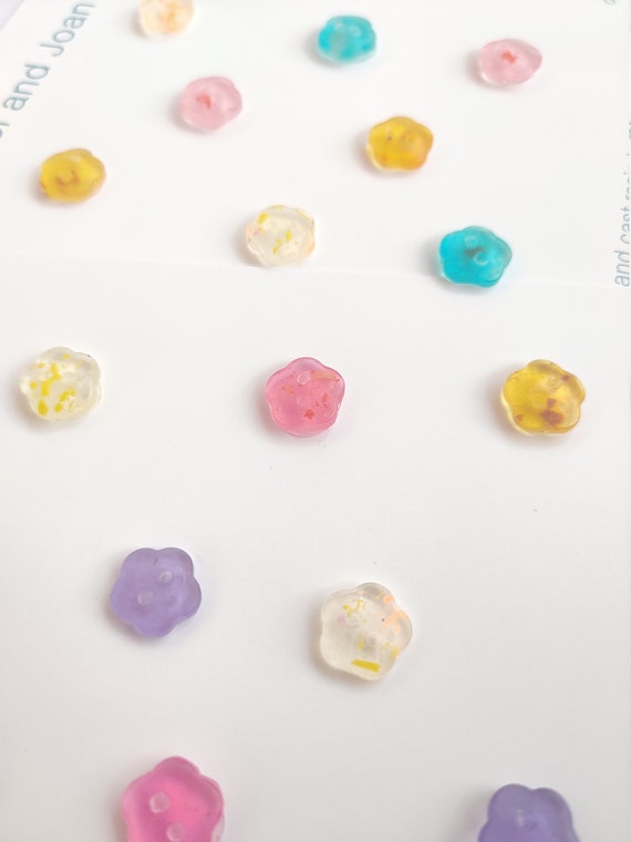 Small Mix Bunch of Daisy Resin Buttons set of 8 10mm x 2mm