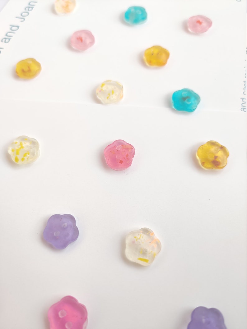 Small Mix Bunch of Daisy Resin Buttons set of 8 10mm x 2mm
