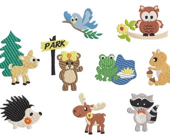 Puede incluir: Diseños bordados de animales del bosque, incluyendo un ciervo, un oso, una rana, una ardilla, un erizo, un alce, un mapache y un búho posado en una rama con una flor. También hay un letrero que dice "PARK" y un pájaro azul.
