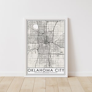 Puede incluir: Impresión de mapa de arte de línea en blanco y negro de Oklahoma City, Oklahoma. La impresión está enmarcada en un marco blanco.