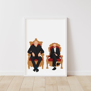 Może przedstawiać: Dwie osoby siedzą na ozdobnych, złotych krzesłach z czerwonymi poduszkami. Krzesła mają rzeźbiony wzór i są ustawione na białym tle.