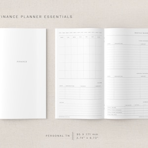 Puede incluir: Una libreta blanca de tamaño personal con las palabras "FINANCE PLANNER ESSENTIALS" y "FINANCE" impresas en la portada. La libreta está abierta en una página con un rastreador de presupuesto mensual y una página con una cuadrícula para realizar un seguimiento de los gastos.
