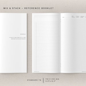 Könnte beinhalten: Ein weißes Referenzheft mit dem Titel "Mix & Stack - Reference Booklet" und dem Text "A place to keep track of all your important notes and projects". Das Heft ist auf einer Seite mit liniertem Papier links und einem Raster rechts geöffnet. Das Heft misst 110 mm x 210 mm.