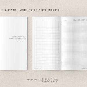 Może przedstawiać: Biały, pusty notes z tekstem "Currently Working On... A place to keep track of all your to-dos and projects" wydrukowanym na lewej stronie. Prawa strona jest podzielona na dwie sekcje, jedną z liniami i drugą z kratką. Notes ma wymiary 95 mm x 171 mm.