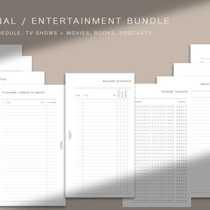 Könnte beinhalten: Eine Ansammlung weißer Papierbögen mit Text, darunter "PERSONAL / ENTERTAINMENT BUNDLE" und "RELEASE SCHEDULE, TV SHOWS + MOVIES, BOOKS, PODCASTS." Die Blätter dienen zur Verfolgung von Podcasts, Büchern, Filmen und Fernsehsendungen. Das Design ist minimalistisch.