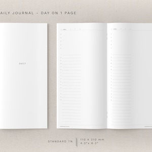 Könnte beinhalten: Ein weißes Tagesbuch mit dem Wort "DAILY" auf dem Cover. Das Buch ist auf einer leeren Seite mit Linien zum Schreiben geöffnet. Das Buch misst 110 mm x 210 mm.