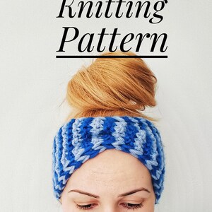 Può includere: Un cerchietto a maglia a righe blu e blu chiaro. Il cerchietto è indossato da una persona con un chignon. Il testo "Knitting Pattern" è scritto sopra il cerchietto.
