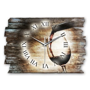 Könnte beinhalten: Eine rustikale Holzwanduhr mit römischen Ziffern und einem Glas Rotwein, das aus einer Flasche gegossen wird. Das Zifferblatt der Uhr ist von einem verwitterten Holzrahmen umgeben.