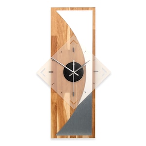 Könnte beinhalten: Eine moderne Wanduhr mit Holzrahmen und einem klaren Acrylglas. Die Uhr hat ein schwarz-weißes Design mit einem silbernen Uhrzeiger.