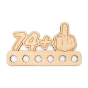 Geldgeschenk zum 75. Geburtstag für Männer - Origineller Wunscherfüller „Mittelfinger 74+" aus Holz