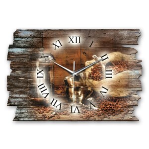 Könnte beinhalten: Eine rustikale Holzuhr mit römischen Ziffern und einem Kaffeekorn-Design. Das Zifferblatt der Uhr zeigt eine Kaffeekanne, Kaffeebohnen und eine Tasse.