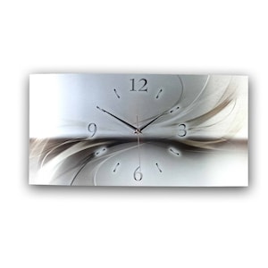 Könnte beinhalten: Eine rechteckige Wanduhr mit silbernem Zifferblatt und schwarzen Zeigern. Die Uhr hat ein modernes Design mit abstrakten grauen und braunen Wirbeln. Die Zahlen 12, 3, 6 und 9 sind sichtbar.