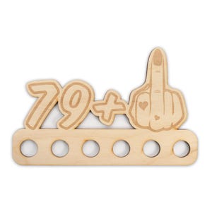 Geldgeschenk zum 80. Geburtstag für Frauen - Origineller Wunscherfüller „Mittelfinger 79+" aus Holz