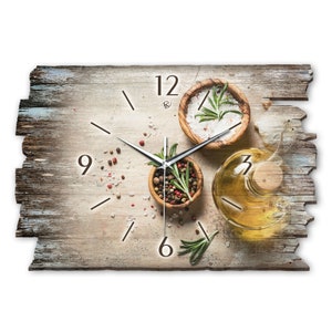 Könnte beinhalten: Ein rustikales Holzuhrblatt mit weißem Hintergrund. Die Uhrzeiger sind silberfarben und zeigen auf 12:00 Uhr. Das Zifferblatt ist mit einer Schüssel Salz, einer Schüssel Pfefferkörnern und einer Flasche Olivenöl verziert. Das Zifferblatt ist von einem Holzrahmen umgeben.