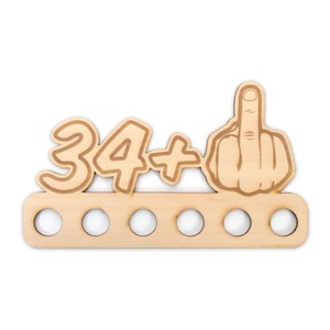 Geldgeschenk zum 35. Geburtstag für Männer - Origineller Wunscherfüller „Mittelfinger 34+" aus Holz