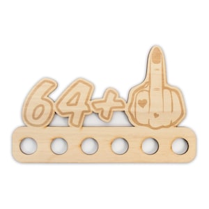 Geldgeschenk zum 65. Geburtstag für Frauen - Origineller Wunscherfüller „Mittelfinger 64+" aus Holz