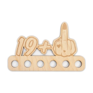 Geldgeschenk zum 20. Geburtstag für Frauen - Origineller Wunscherfüller „Mittelfinger 19+" aus Holz