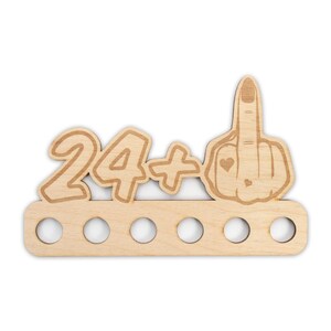 Geldgeschenk zum 25. Geburtstag für Frauen - Origineller Wunscherfüller „Mittelfinger 24+" aus Holz