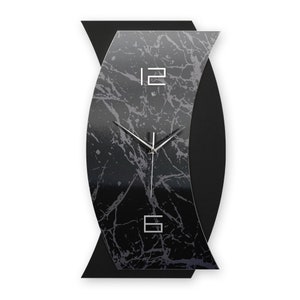 Könnte beinhalten: Schwarze und graue moderne Wanduhr mit Marmor-Design. Die Uhr hat silberne Zeiger und ein weißes Zifferblatt mit schwarzen Zahlen.