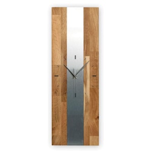 Könnte beinhalten: Eine rechteckige Wanduhr mit Holzrahmen und einem vertikalen Metallstreifen in der Mitte. Das Zifferblatt hat schwarze Zeiger und minimalistische Stundenmarkierungen. Die Holzabschnitte haben eine natürliche Holzmaserung.