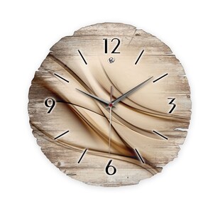 Könnte beinhalten: Eine runde Holzuhr mit beigefarbenem Hintergrund und einem Design aus braunen Wellen. Das Zifferblatt der Uhr hat schwarze römische Ziffern als Stundenmarkierungen und schwarze Zeiger.