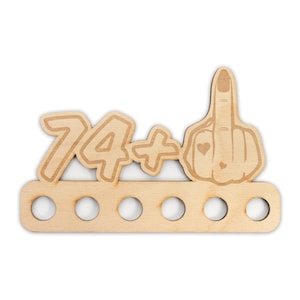 Geldgeschenk zum 75. Geburtstag für Frauen - Origineller Wunscherfüller „Mittelfinger 74+" aus Holz
