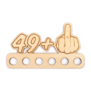 Geldgeschenk zum 50. Geburtstag für Männer - Origineller Wunscherfüller „Mittelfinger 49+" aus Holz
