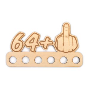 Geldgeschenk zum 65. Geburtstag für Männer - Origineller Wunscherfüller „Mittelfinger 64+" aus Holz
