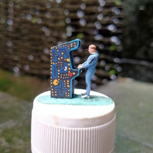 Miniature Figure Man Playing Arcade Game Pinball HO Scale 1:87