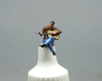 ミニチュアアクションフィギュア ギターを弾く男性 スケール HO 1/87