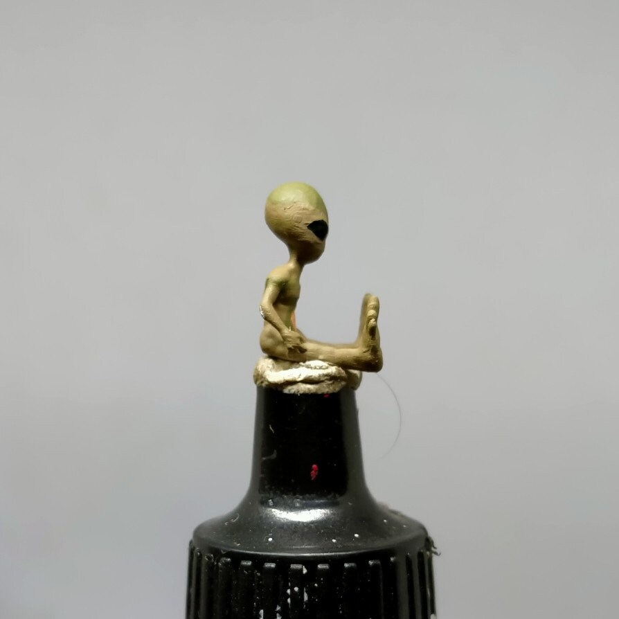 Miniature Figure Alien Sectoid Sitting Scale 1:87 NO PREISER Display ...