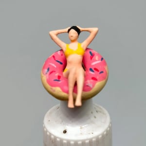 Miniature Action Figure Woman Floating Pool HO Scale 1:87 NO PREISER