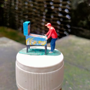 Miniature Figure Man Playing Pac Man Pinball HO Scale 1:87 NO PREISER New