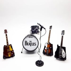 Guitarra y batería en miniatura con micrófono embellecido para exhibir en el tablero, escala 1/12, regalo