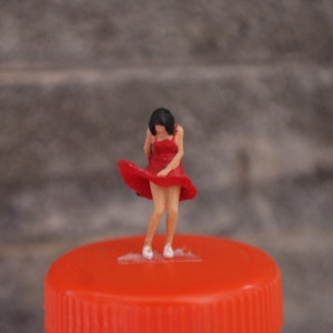 Miniature Figure Flying skirt girl HO Scale 1:87 NO PREISER