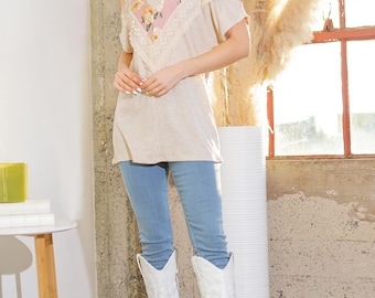 Boho Cold Shoulder-tuniek met franje | Getextureerde blouse met stretch en bloemen | Romantisch overhemd met kanten juk | Western-chique dameskleding