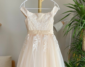 Abito da damigella in pizzo color champagne: tutù in tulle con spalle scoperte