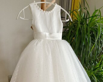 Abito da damigella d'onore bianco sporco: tulle a pois, schiena a V con perle