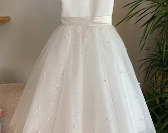 Abito da damigella d'onore bianco sporco scintillante: tulle glitterato, gonna di perle, schiena a V