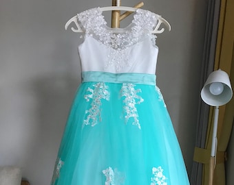 Abito da damigella d'onore in pizzo: gonna in tulle blu, abito da compleanno con applicazioni
