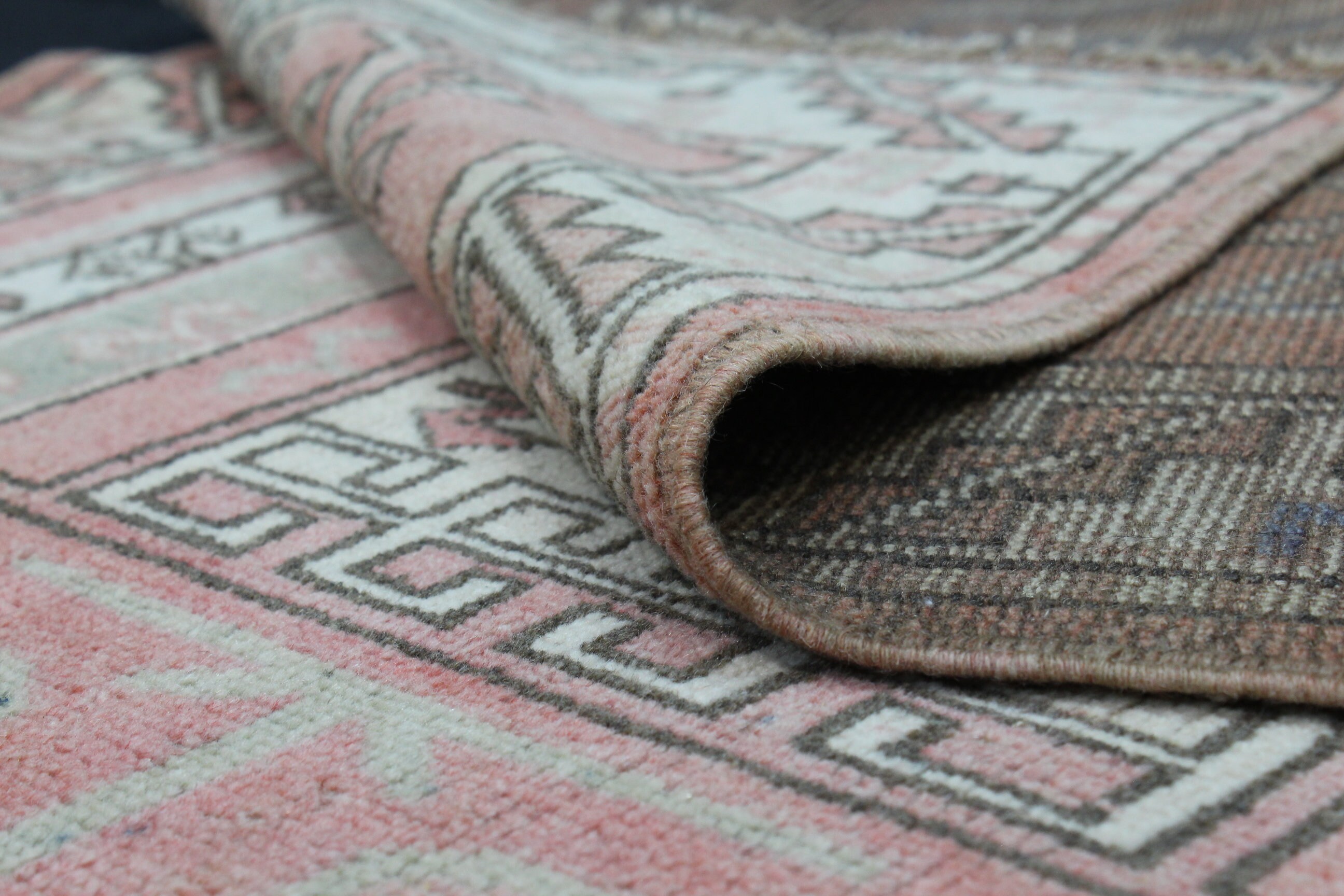 トルコ　ヴィンテージ ラグ　ピンク　ベージュ　ブラウン かすれたビンテージ調カラーが空間を引き締める。トルコ製ウィルトン織