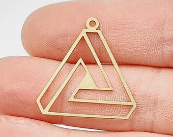 Peut inclure: Pendentif en métal doré en forme d'illusion d'optique triangulaire. Le pendentif a un trou en haut pour attacher une chaîne ou un cordon.