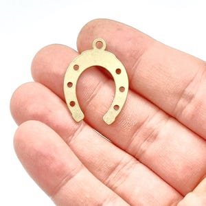 5 herraduras de latón crudo, pendientes y colgantes de herradura. Accesorios de joyería de latón de 24 x 30 mm.