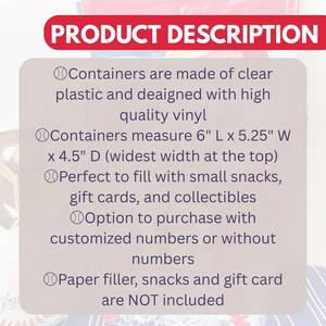 K&ouml;nnte beinhalten: Ein rotes Banner mit dem wei&szlig;en Text "PRODUCT DESCRIPTION". Darunter beschreibt der Text transparente Kunststoffbeh&auml;lter, die mit hochwertigem Vinyl entworfen wurden. Die Beh&auml;lter messen 15,2 cm L x 13,3 cm B x 11,4 cm T. Sie k&ouml;nnen mit Snacks, Geschenkkarten und Sammlerst&uuml;cken gef&uuml;llt werden.