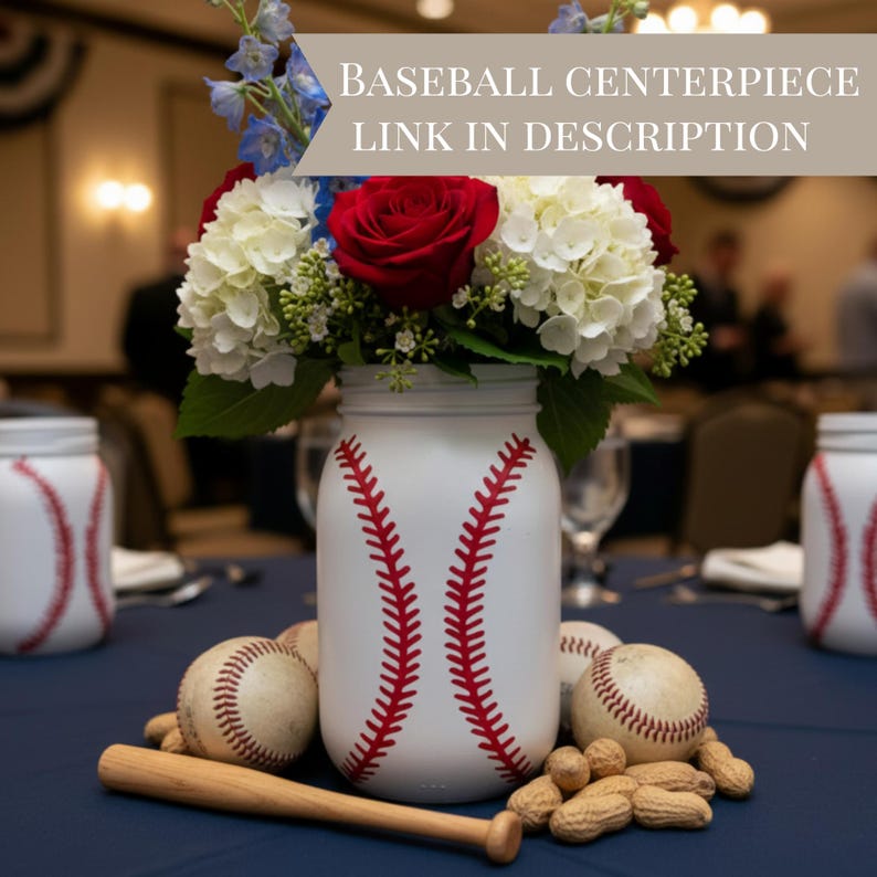 K&ouml;nnte beinhalten: Ein Baseball-Themen-Mittelst&uuml;ck mit einem wei&szlig;en Glas mit roten Baseballn&auml;hten, gef&uuml;llt mit wei&szlig;en Hortensien, roten Rosen und blauen Blumen. Baseb&auml;lle, Erdn&uuml;sse und ein kleiner Holzschl&auml;ger vervollst&auml;ndigen das Arrangement. Text: BASEBALL CENTERPIECE LINK IN DESCRIPTION.
